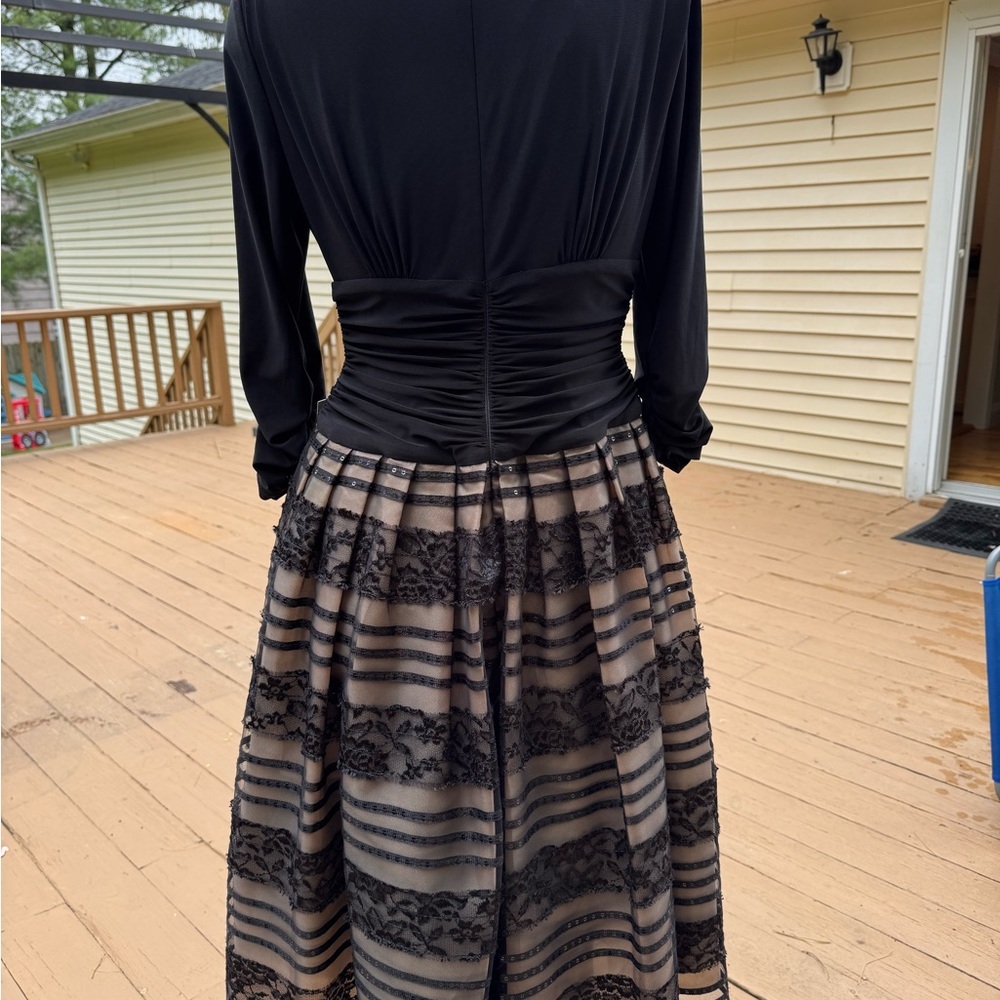Eliza J Black Cream 3/4Sleeve Lace VNeck Cocktail Event Dress size 10 NWTS - Picture 8 of 16